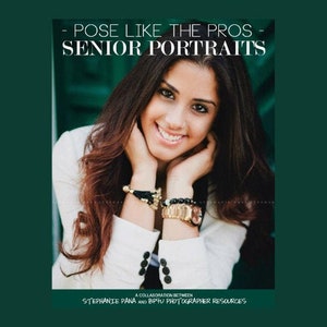 Op de afbeelding: Een seniorportret van een lachende jonge vrouw met lang bruin haar, gekleed in een witte blazer en armbanden. De tekst "POSE LIKE THE PROS - SENIOR PORTRAITS" en de namen van de medewerkers zijn opgenomen.