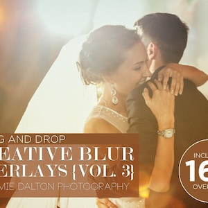 Puede incluir: Una pareja se abraza durante una ceremonia de boda, iluminada por una luz suave y cálida. La novia lleva un vestido blanco y velo, mientras que el novio lleva un traje oscuro. El texto "DRAG AND DROP CREATIVE BLUR OVERLAYS {VOL. 3} BY JAMIE DALTON PHOTOGRAPHY INCLUDES 169 OVERLAYS" se muestra en la imagen.