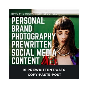 Può includere: Immagine di una donna con capelli castani e una collana d'oro. Sovrapposizione di testo che recita "PERSONAL BRAND PHOTOGRAPHY PREWRITTEN SOCIAL MEDIA CONTENT" e "91 PREWRITTEN POSTS COPY-PASTE-POST". Lo sfondo è verde.