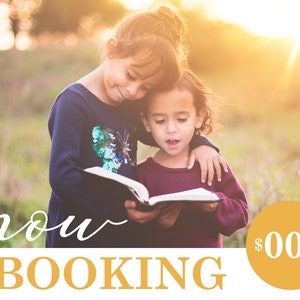 Peut inclure: Deux jeunes filles assises dans un champ d'herbe, lisant un livre ensemble. Le soleil brille derri&egrave;re elles, projetant une lueur chaude. Le texte "now booking" et "$000" sont visibles sur l'image.