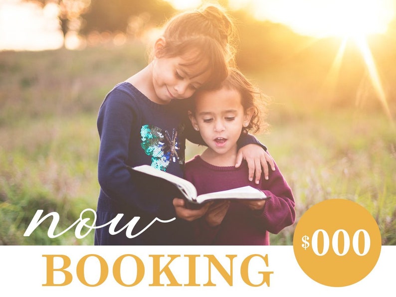 Peut inclure: Deux jeunes filles assises dans un champ d'herbe, lisant un livre ensemble. Le soleil brille derri&egrave;re elles, projetant une lueur chaude. Le texte "now booking" et "$000" sont visibles sur l'image.