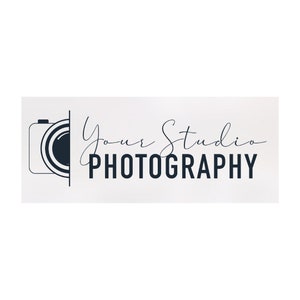 Può includere: Un logo in bianco e nero con un'icona della fotocamera e il testo "Your Studio Photography".