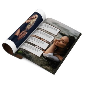 K&ouml;nnte beinhalten: Offenes Magazin mit zwei Frauen auf dem Cover. Das Magazin ist auf einer Seite mit Text &uuml;ber Fotoalben ge&ouml;ffnet. Der Text lautet: "Diese Alben sind so konzipiert, dass sie Ihre Bilder im Blick behalten. Sie k&ouml;nnen mit Freunden oder Kunden geteilt werden."