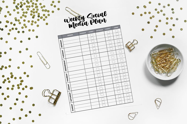 Może przedstawiać: Drukowany tygodniowy plan medi&oacute;w społecznościowych z kolumnami na dzień tygodnia, sesję, podpis, historie, powracające historie i wykonane. Planer znajduje się na białym tle z złotymi konfetti.