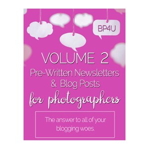 Könnte beinhalten: Rosaer Hintergrund mit weißen Sprechblasen, die an Schnüren hängen. Der Text "VOLUME 2" ist in großen weißen Buchstaben. Unter dem Text steht "Pre-Written Newsletters & Blog Posts for photographers". Der Text "The answer to all of your blogging woes." befindet sich in einem weißen Rechteck am unteren Rand des Bildes.