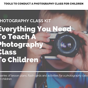 Puede incluir: Un kit de clase de fotografía para niños con el texto "Everything You Need To Teach A Photography Class To Children". El kit incluye planes de lecciones, tarjetas de memoria y actividades.