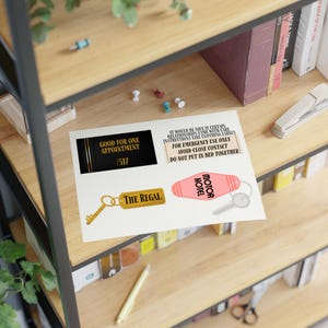 Stickervel Alchemy of Secrets, Stephanie Garber, The Motor Hotel, The Regal, Devils Visitekaartje, sticker waarschuwingslabel
