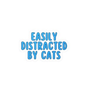 Sticker Facilement distrait par les chats, cadeau pour amoureux des chats, décoration d&#39;intérieur amusante, autocollant pour propriétaire d&#39;animal de compagnie, décoration de citation de chat mignon