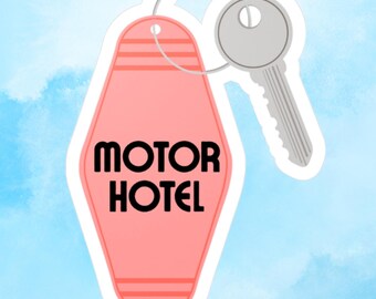Può includere: Un adesivo con un portachiavi da motel in stile vintage color salmone con la scritta "MOTOR HOTEL" in nero. È attaccata una chiave d'argento. Lo sfondo è un lavaggio ad acquerello azzurro chiaro.