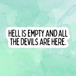 Puede incluir: Una pegatina con el texto "HELL IS EMPTY AND ALL THE DEVILS ARE HERE" en negro, sobre un fondo de acuarela en tonos verde claro y azul.