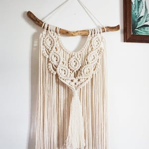 GRACE // Macramè Wall Hanging, Arazzo Bianco in Legno Naturale e Cotone, Long Woven Wall Decor, Boho Furniture for Home, Bohemian Wall Art