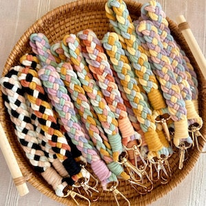 Llavero de macramé colorido con correa para la muñeca, cordón trenzado para la muñeca, colgante para teléfono, colgante para bolso estilo boho, lindo accesorio para llavero, idea de regalo hecha a mano