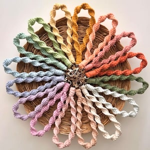Llavero de macramé con correa para la muñeca, colgante colorido para el móvil, cordón estilo boho, accesorio para bolso hecho a mano, bonito regalo para ella, de algodón - Hecho en Italia