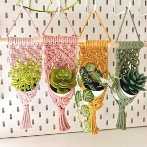 Colgador pequeño de macramé para plantas, maceta colgante colorida, mini soporte para plantas, colgador de plantas estilo boho arcoíris, soporte para plantas aéreas, regalo para amantes de las plantas.