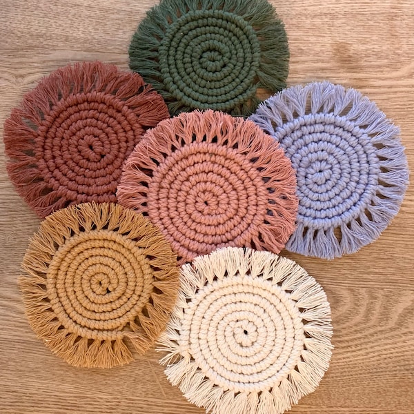 COASTERS IN MACRAME, Sottobicchieri, Sottovasi, Piccolo tappeto per oggetti, Decorazioni per la casa, stile Boho Cozy, 100% cotone riciclato