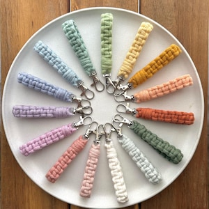 LLAVERO DE MACRAMÉ, accesorio para coche, hogar, bolso, mochila, recuerdo de boda o bautizo, bonito adorno artesanal de algodón.