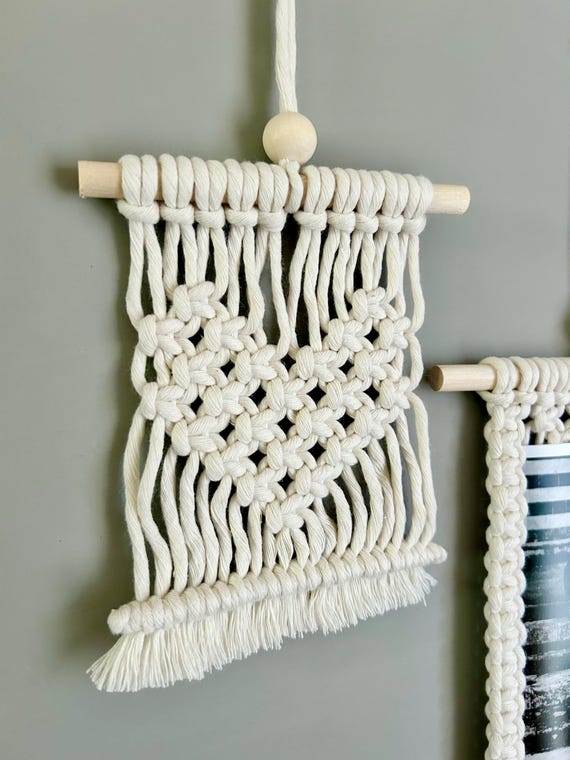 LITTLE HEART / Macramè Wall Hanging, Small Tapestry in Wood and Cotton, Woven Wall Decor, Boho Furniture for Home, Wall Art, Romantic Gift