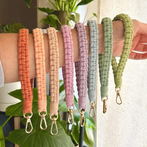 Llavero con correa de muñeca de nudo plano de macramé, dije colorido para teléfono, cordón bohemio, accesorio para bolso hecho a mano, lindo regalo para ella, Handykette Handyband