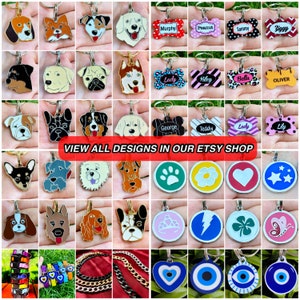 K&ouml;nnte beinhalten: Eine Auswahl an Hundemarken mit verschiedenen Hunderassen, Pfotenabdr&uuml;cken, Herzen, Sternen und anderen Symbolen. Die Marken sind aus Metall und haben eine polierte Oberfl&auml;che. Der Text "VIEW ALL DESIGNS IN OUR ETSY SHOP" wird in der Mitte des Bildes angezeigt.
