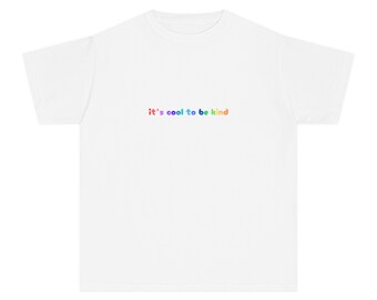 Its Cool To Be Kind Rainbow jaren 90 baby-T-shirt, veelkleurige cropped top geestelijke gezondheid positiviteit, middelgewicht jeugd-T-shirt