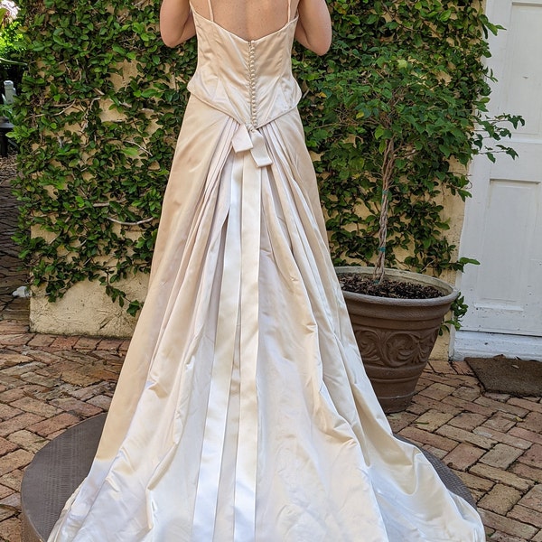 Ulla Maija Bridal Gown/Wedding Dress- Button up, Bow Tie Size 10