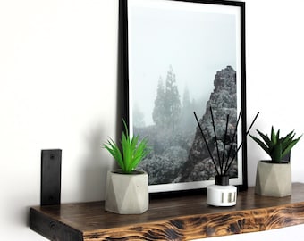 Étagère Murale Rustique en Bois Brut 22x4,5 cm : Planche en Pin Massif avec Supports Métalliques Noirs Style Industriel Loft