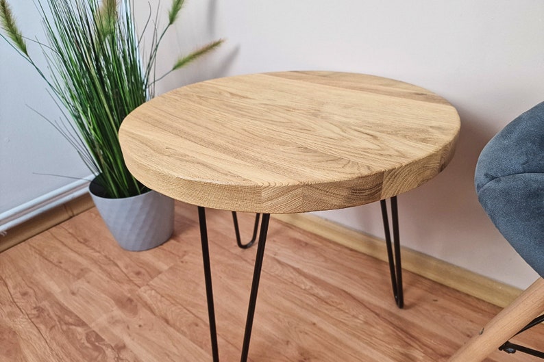 Table Basse Ronde Moderne en Chêne : Bois de Chêne Massif Récupéré avec Finition Rustique & Pieds Épingles à Cheveux Faits à la Main. image 10