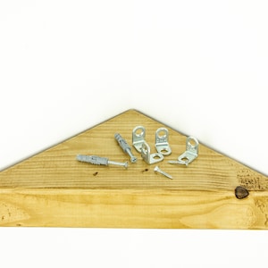 Peut inclure: Une &eacute;tag&egrave;re triangulaire en bois avec une teinte brun clair. L'&eacute;tag&egrave;re est accompagn&eacute;e de quatre supports d'angle en m&eacute;tal et de deux vis.