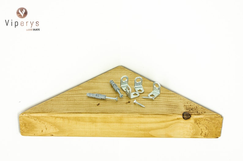 Peut inclure: Une &eacute;tag&egrave;re triangulaire en bois avec une teinte brun clair. L'&eacute;tag&egrave;re est accompagn&eacute;e de quatre supports d'angle en m&eacute;tal et de deux vis.