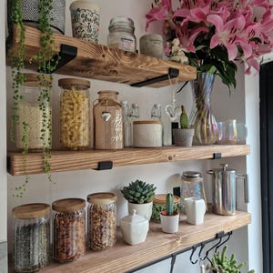 Rustikales Holzregal mit Halterungen 22cm x 4,5cm | schwarzen umgekehrten Metallklammern | Solides klobiges rustikales Bücherregal