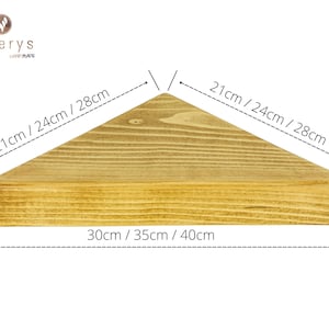 Peut inclure: Une &eacute;tag&egrave;re en bois triangulaire avec des dimensions en centim&egrave;tres. L'&eacute;tag&egrave;re est en bois naturel de couleur brun clair. L'&eacute;tag&egrave;re mesure 21 cm de large, 24 cm de large, 28 cm de large et 30 cm de long, 35 cm de long, 40 cm de long.