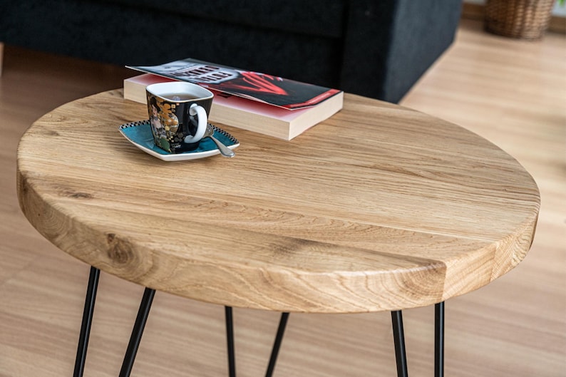 Table Basse Ronde Moderne en Chêne : Bois de Chêne Massif Récupéré avec Finition Rustique & Pieds Épingles à Cheveux Faits à la Main. image 3