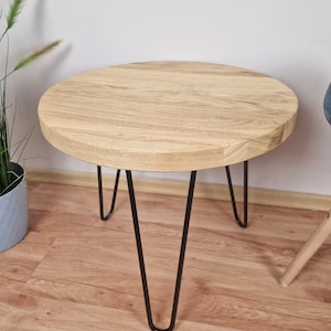 Table Basse Ronde Moderne en Chêne : Bois de Chêne Massif Récupéré avec Finition Rustique & Pieds Épingles à Cheveux Faits à la Main. image 9