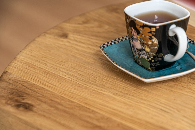 Table Basse Ronde Moderne en Chêne : Bois de Chêne Massif Récupéré avec Finition Rustique & Pieds Épingles à Cheveux Faits à la Main. image 7