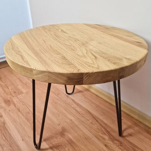 Table Basse Ronde Moderne en Chêne : Bois de Chêne Massif Récupéré avec Finition Rustique & Pieds Épingles à Cheveux Faits à la Main. image 6