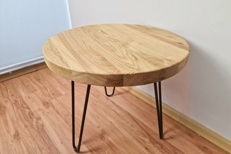 Table Basse Ronde Moderne en Chêne : Bois de Chêne Massif Récupéré avec Finition Rustique & Pieds Épingles à Cheveux Faits à la Main. image 6