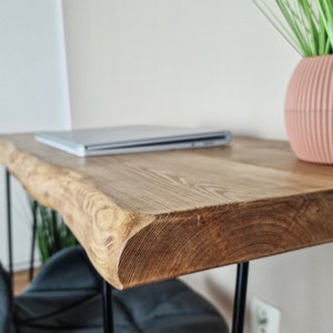 Rustykalne biurko Live Edge: meble do domowego biura z litego drewna, stół do kuchni i jadalni, drewno z odzysku, nogi typu spinki do włosów i konstrukcja z wieloma płytami zdjęcie 2