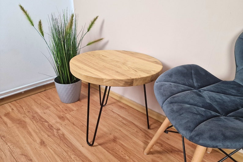 Table Basse Ronde Moderne en Chêne : Bois de Chêne Massif Récupéré avec Finition Rustique & Pieds Épingles à Cheveux Faits à la Main. image 8