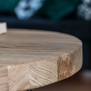 Table Basse Ronde Moderne en Chêne : Bois de Chêne Massif Récupéré avec Finition Rustique & Pieds Épingles à Cheveux Faits à la Main. image 5