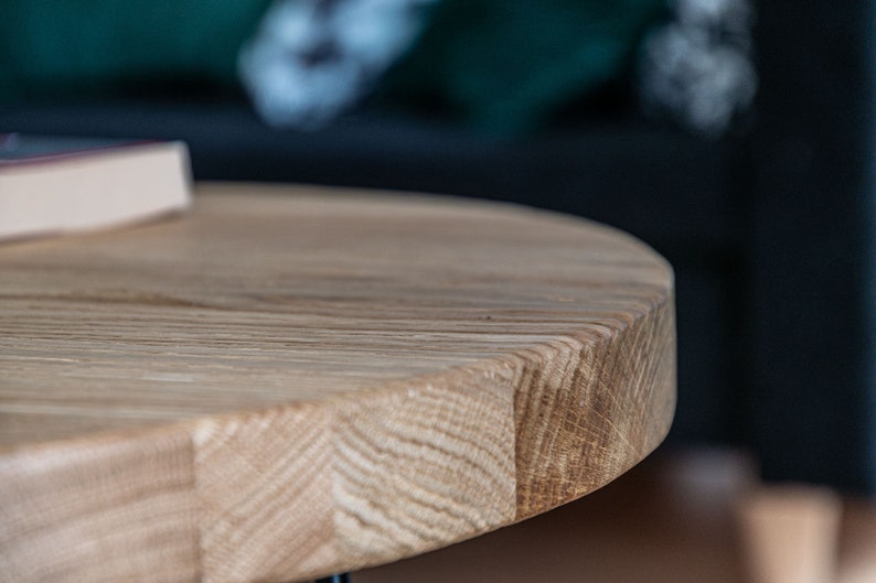 Table Basse Ronde Moderne en Chêne : Bois de Chêne Massif Récupéré avec Finition Rustique & Pieds Épingles à Cheveux Faits à la Main. image 5