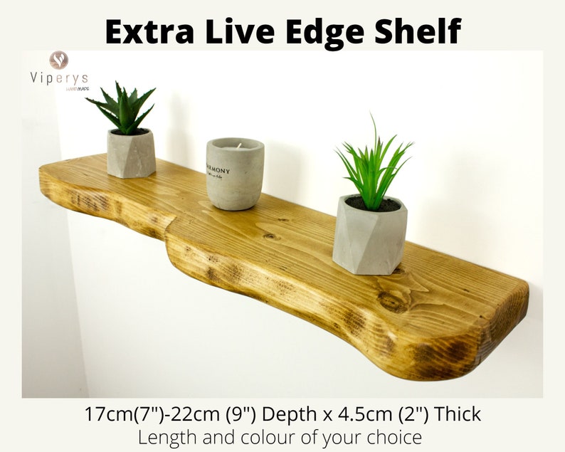 Minimalist extra live edge wood shelf mounted on white wall. Natural irregular edge, rustic floating design for modern, boho or farmhouse interiors.
Rustikales Wandregal mit naturbelassener Baumkante, ideal für moderne oder Landhausräume.
Étagère murale flottante en bois rustique, bord irrégulier naturel, design minimaliste.