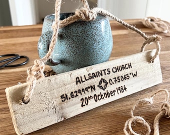 Letrero de aniversario de boda con coordenadas de madera flotante personalizadas: regalo rústico bohemio playero hecho a mano