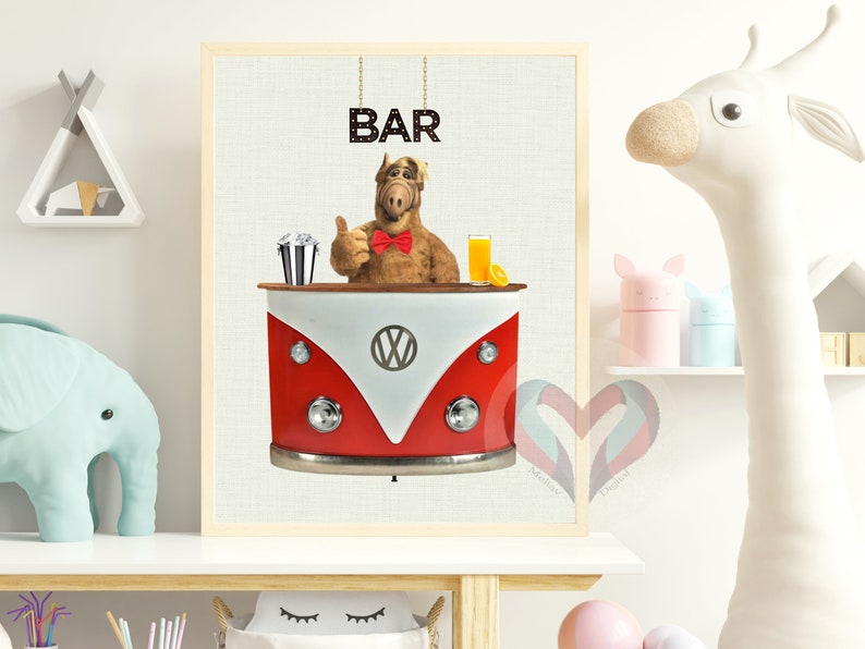 Affisch av ALF som bartender