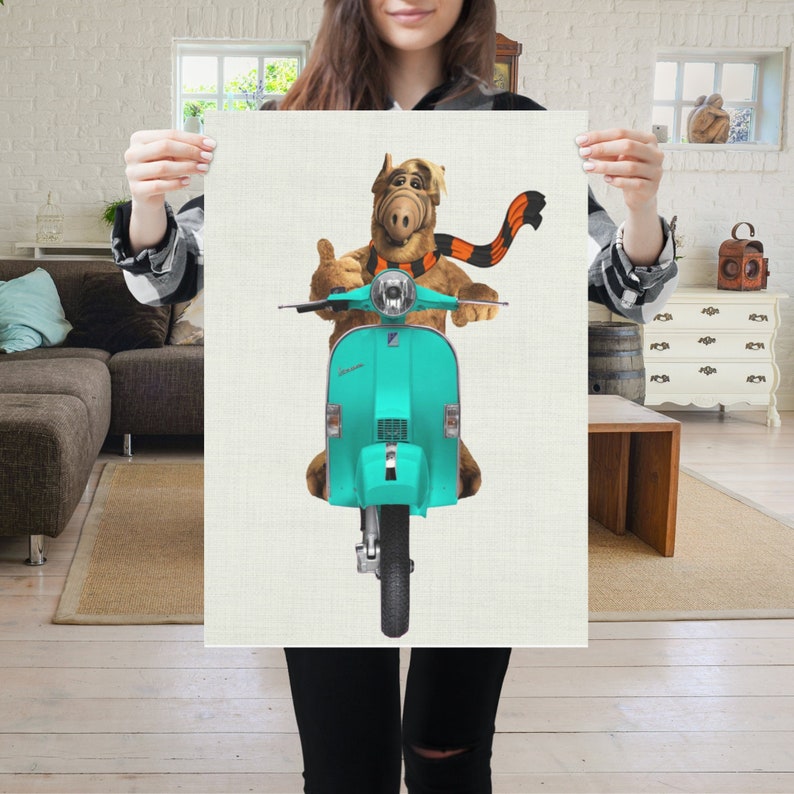 Personaje ALF conduciendo una moto Vespa.