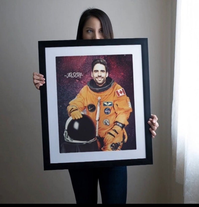 Poster personalizado con traje de astronauta NASA vintage. Poster personalizado con traje de astronauta NASA vintage