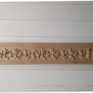 aus Holz geschnitztes Baguette, mit Blumen