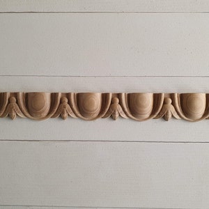 Geschnitztes Holzbaguette, Dekoelemente für Möbel, Applikationen aus Holzoverlay, Accessoires für die Möbeldekoration.