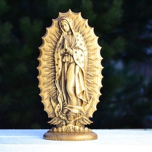 Virgen María de Guadalupe, estatuilla, Nuestra Señora de Guadalupe hecha en madera. Iconos religiosos católicos hechos en madera.