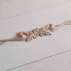 Elegante decoración de madera tallada para muebles.