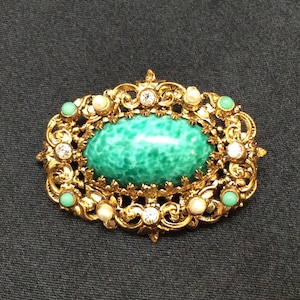 Vintage Peking Glass Filigree Brooch Mottled Green Cabochon In Beautifully Ornate Setting